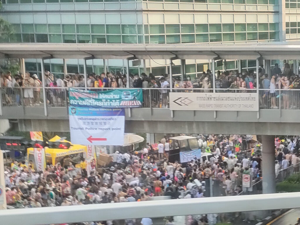 ソンクランのシーロム通り