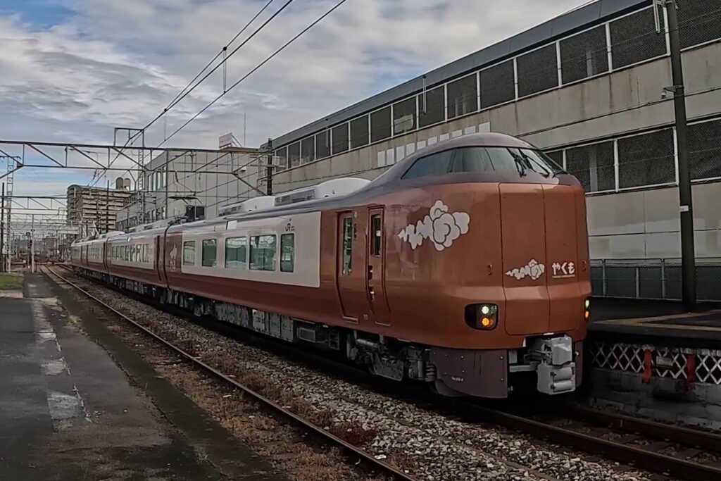 試運転中の273系新型やくも